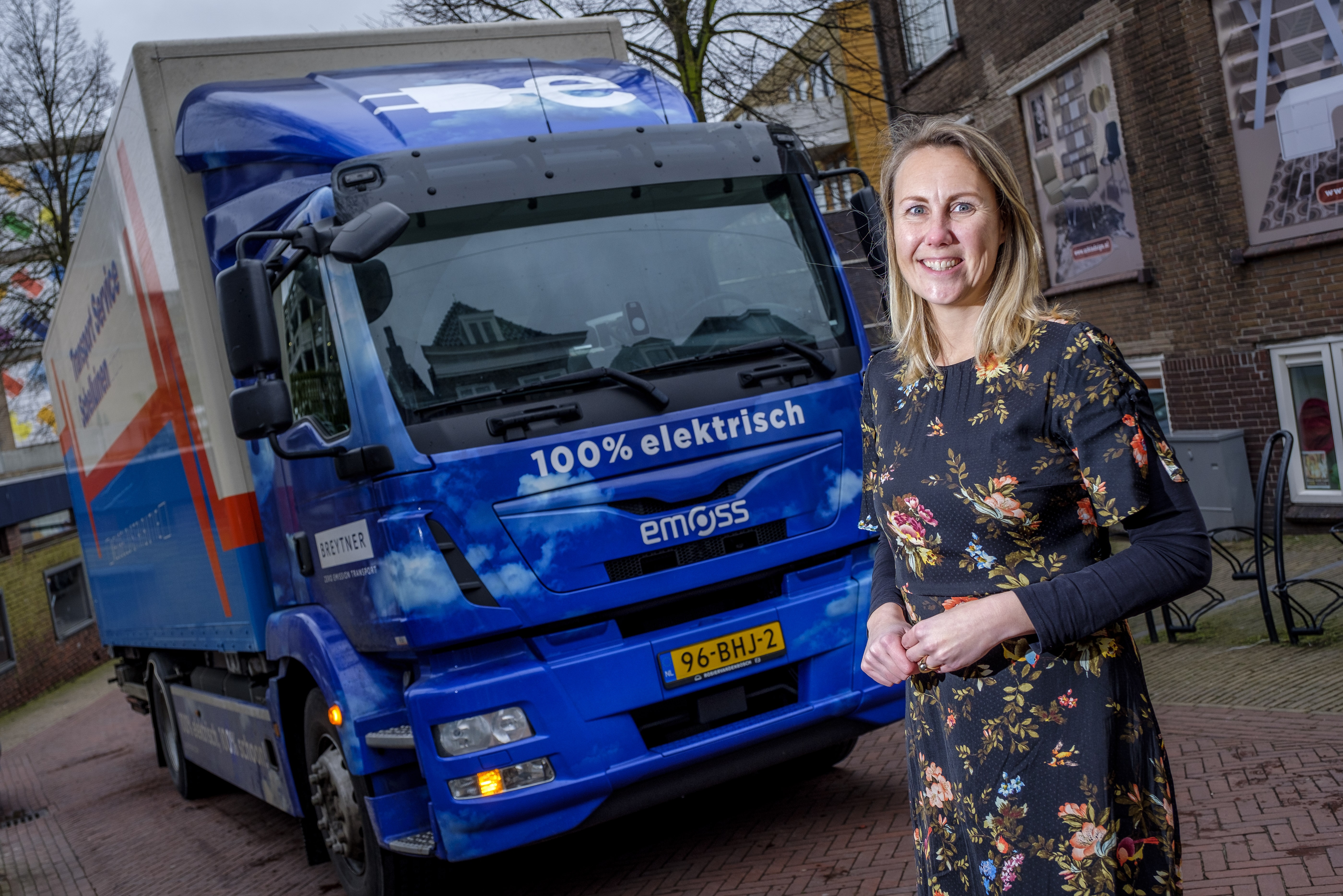 Marie-Jose Baartmans, directeur van Breytner uit Rotterdam bij een van de trucks. (C) Roel Dijkstra Fotografie/ Foto : Fred Libochant