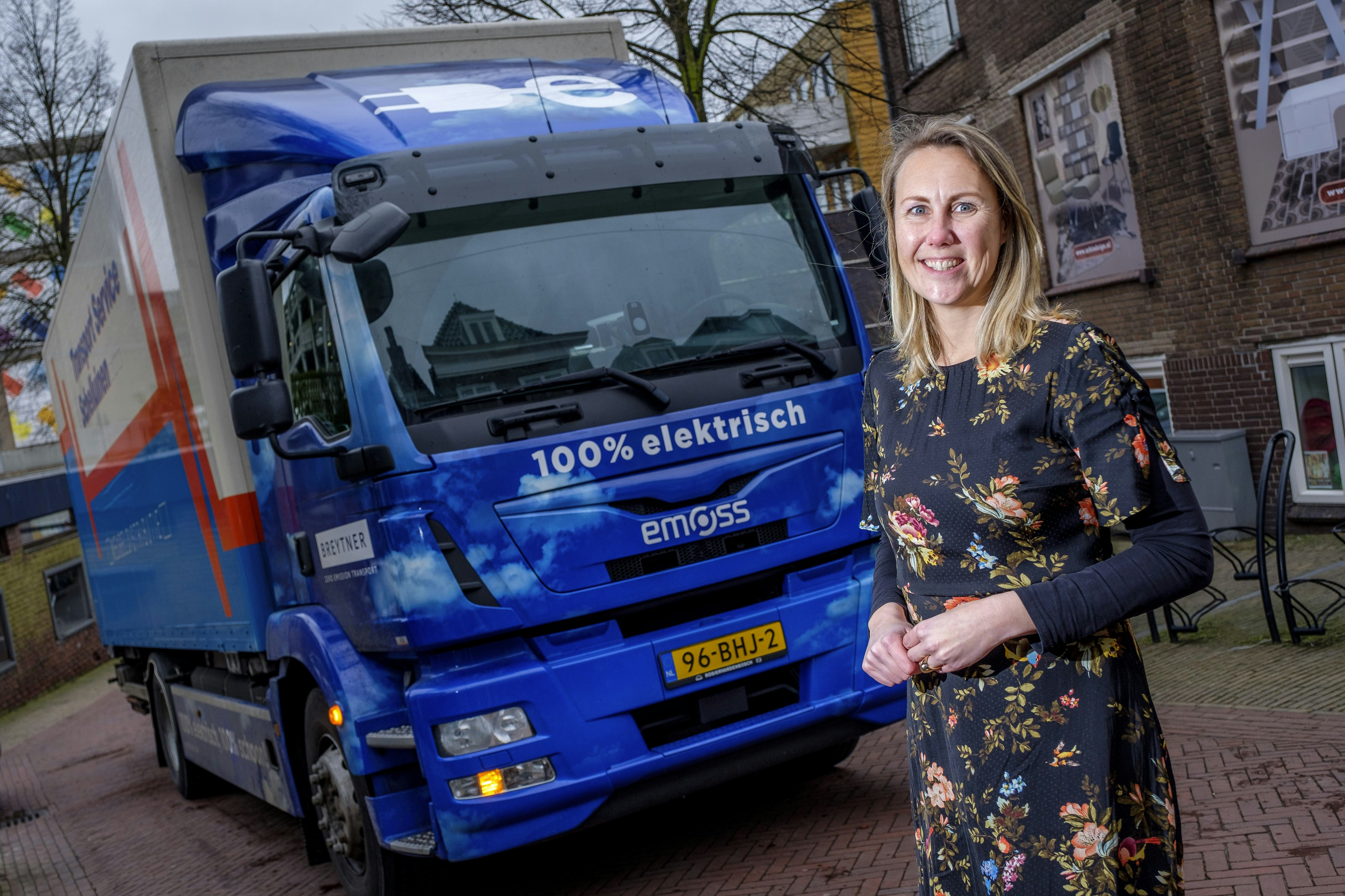 Marie-Jose Baartmans, directeur van Breytner uit Rotterdam bij een van de trucks. (C) Roel Dijkstra Fotografie/ Foto : Fred Libochant