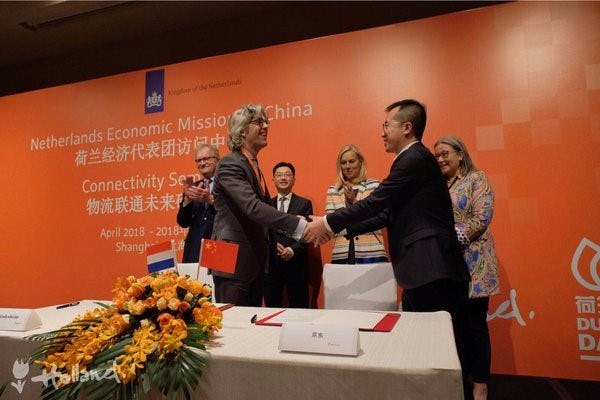Michiel Steeman (lector Windesheim) en Yu Yongli (vicepresident JD.com) bezegelen de samenwerking in het bijzijn van o.a. Hans de Boer (voorzitter VNO-NCW) en Sigrid Kaag (minister voor Buitenlandse Handel en Ontwikkelingssamenwerking).