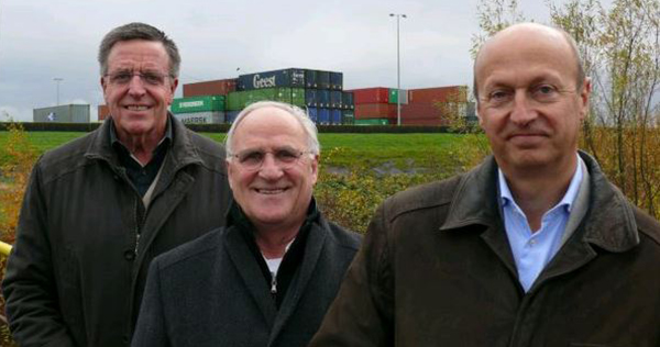 Van links naar rechts: Arn van der Vorst (MCT), wethouder van Bergen op Zoom Ad Coppens en Toon Meeus (directeur Meeus Groep) tekenden vorig jaar november een overeenkomst voor de e realisatie van een nieuwe buitendijkse containerterminal. Vertraging dreigt nu natuurverenigingen naar de rechter zijn gestapt. Die besloot onlangs om een uitspraak in de zaak uit te stellen.