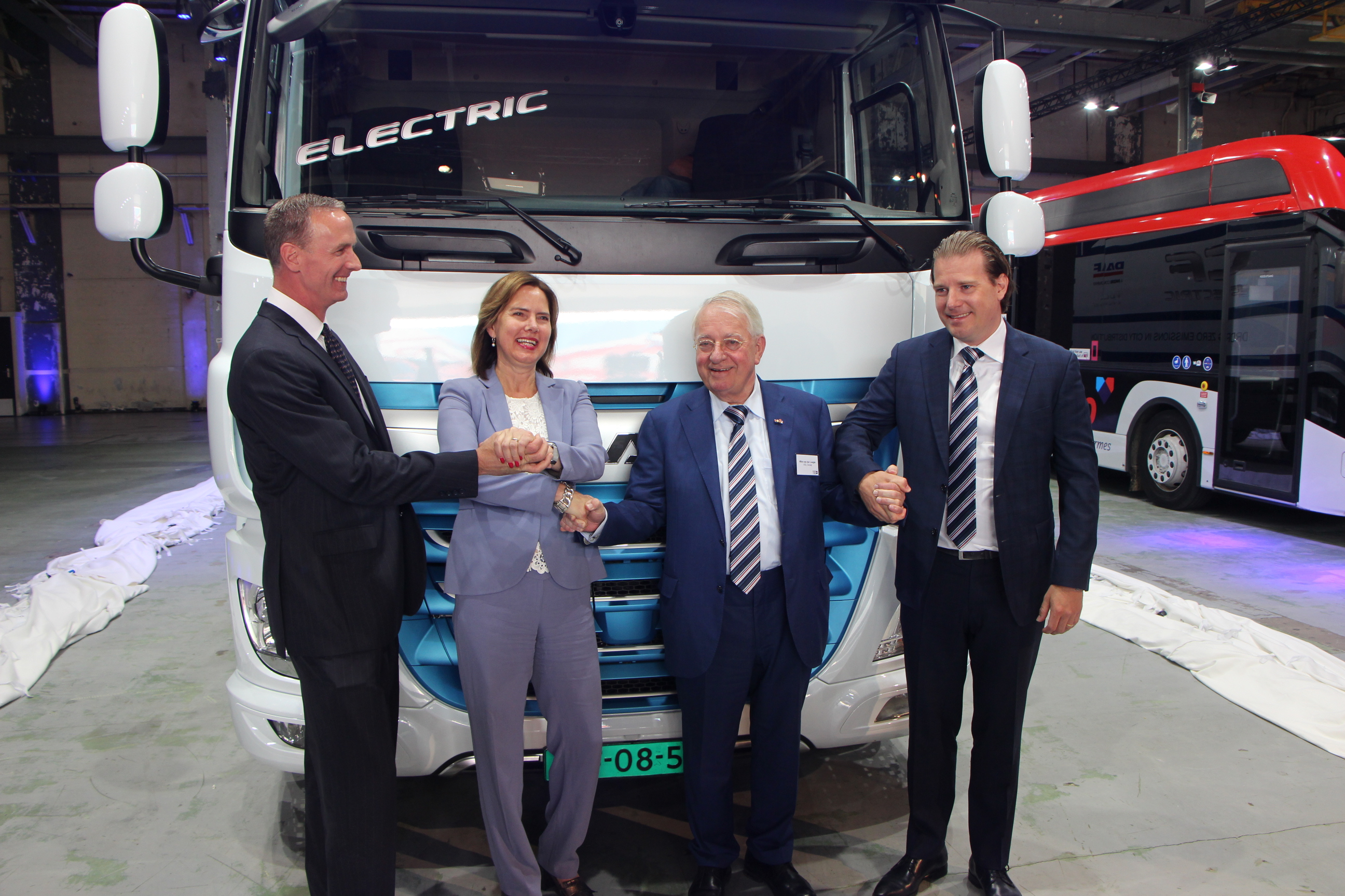 Minister Cora van Nieuwenhuizen van Infrastructuur en Waterstaat onthulde samen met Willem van der Leegte (rechts), zijn vader Wim van der Leegte en Preston Feight (links) de eerste zware elektrische truck die DAF Trucks en VDL samen ontwikkelden.