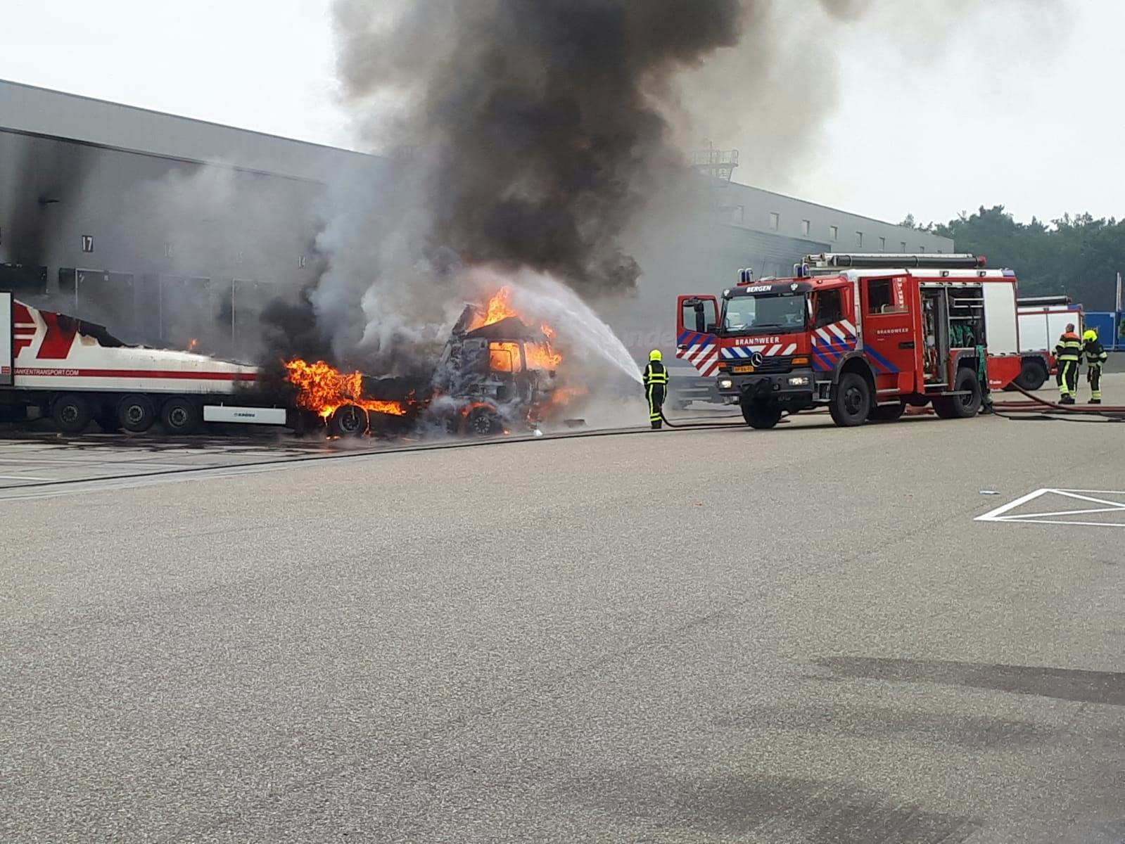Een vrachtwagen bij het distributiecentrum van Jan Linders in Nieuw Bergen brandde zaterdagochtend volledig uit. Foto: Maasduinencentraal.nl
