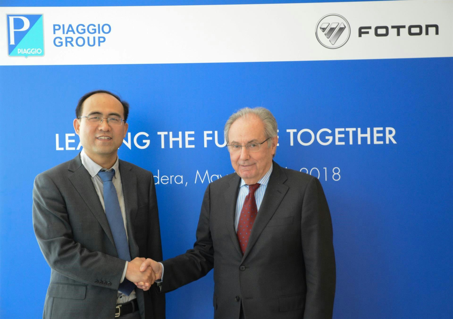 Roberto Colaninno, Voorzitter en CEO van Piaggio & C. S.p.A. (PIA.MI), en de heer Chang Rui, Vicevoorzitter van Foton Motor Group en Voorzitter van Foton International tekenden de definitieve overeenkomst.
