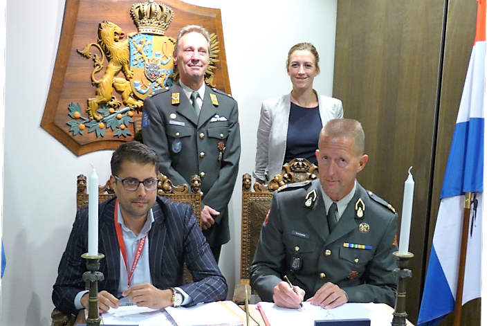 Van onder naar boven: Anthony Trienekens Managing Director bij Motrac Intern Transport, Brigade Generaal Ir. G.L. Schonewille-Directeur Materieel en Diensten van het Materieellogistiek Commando van de Koninklijke Landmacht, Peter van Heeringen projectleider Materieel en Diensten en Evelien Hofman, Project Inkoper Materieel en Diensten.
