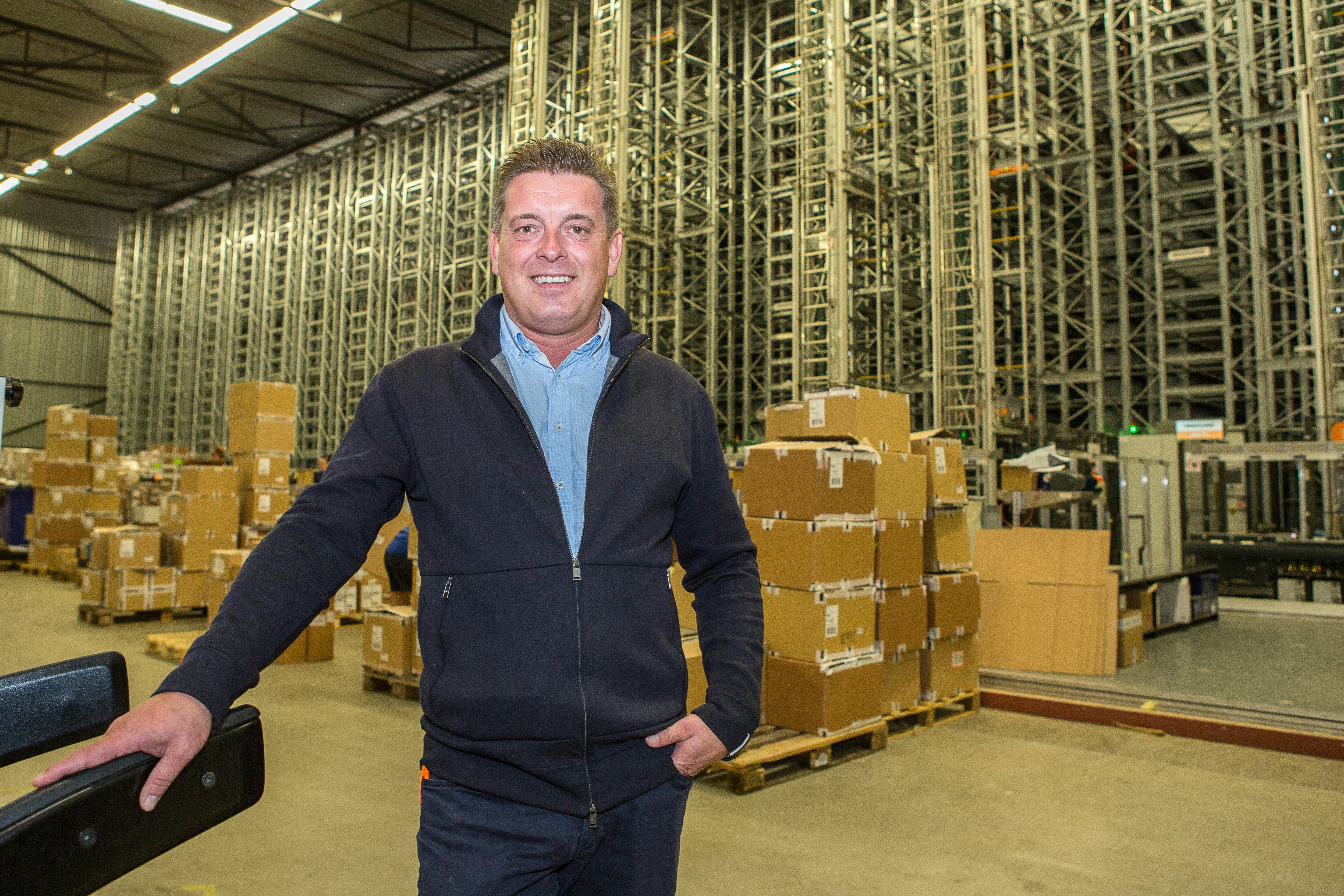 Michel Wilders (Van der Helm Logistics): "Dit proces kunnen we met de ADAPTO shuttle beter behappen dan met alleen onze medewerkers." Foto: Peter Roek