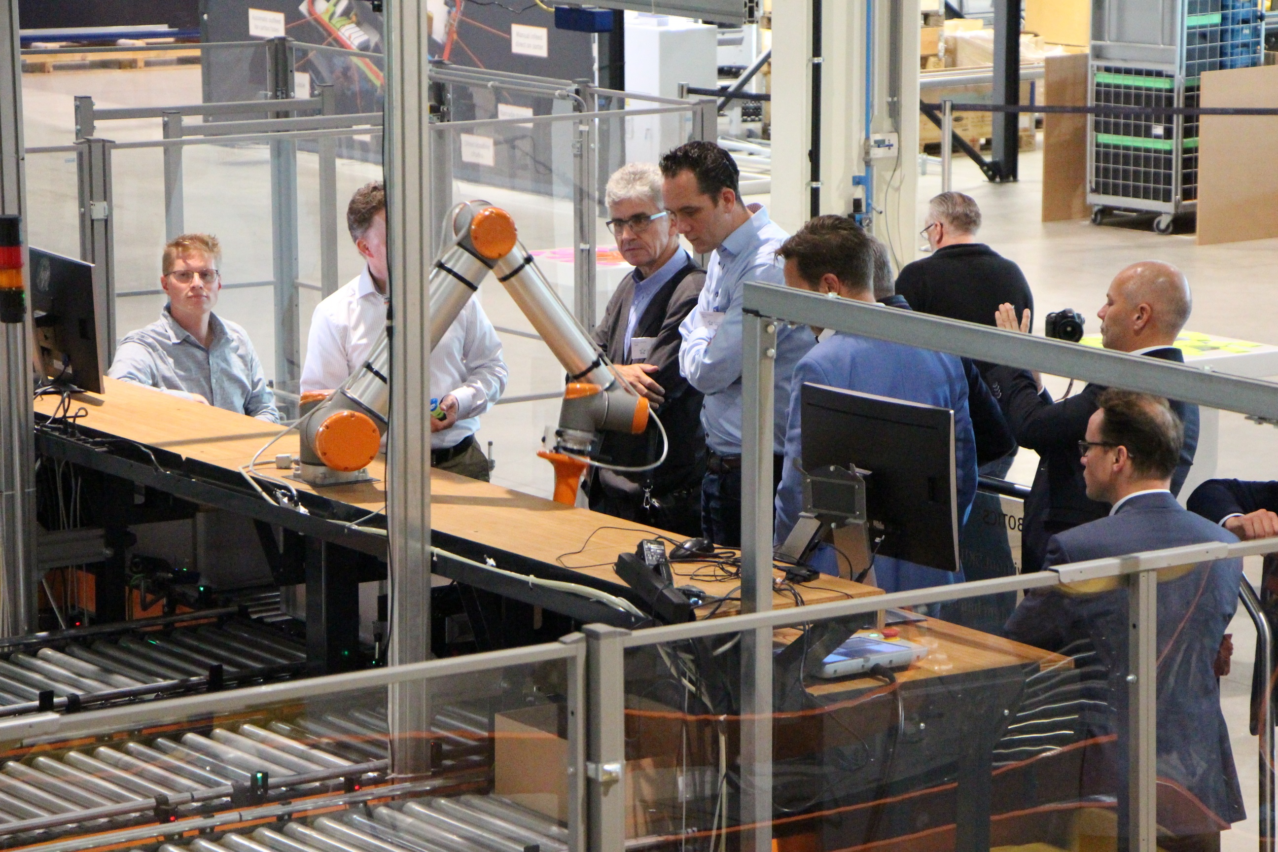 Logistiek dienstverleners en verladers kregen bij Vanderlande in Veghel afgelopen week tijdens een Masterclass van Vijfsterren Logistiek alles te horen of de laatste trends en ontwikkelingen van de toepassing van robots in warehouse omgevingen. Onderdeel van de Masterclass was een rondleiding door Vanderlande’s Innovation Centre.