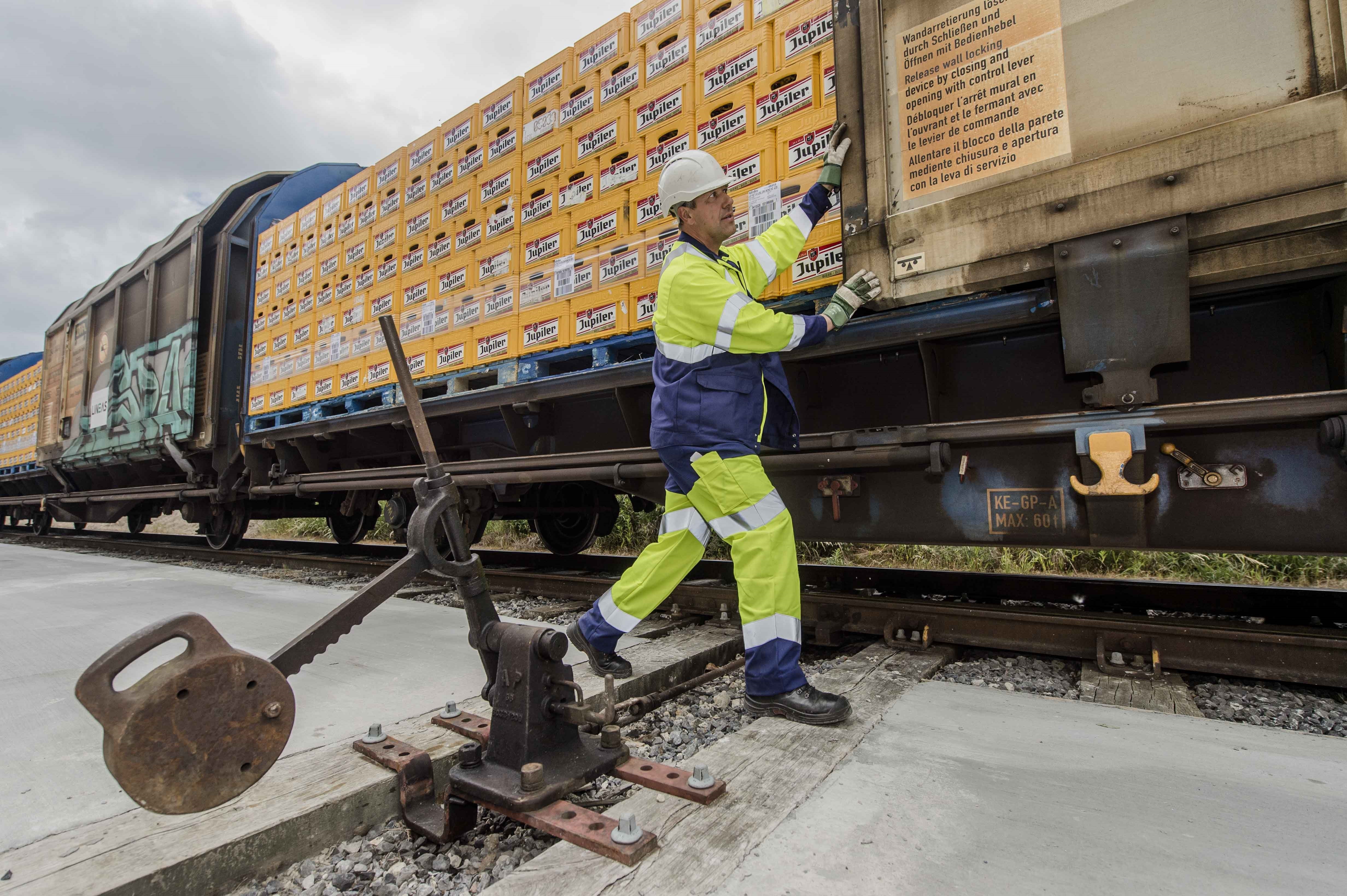 20170613, Ninove. De eerste biertrein van Luik naar Ninove komt aan onder toeziend oog van Ministers van mobiliteit Weyts en Bellot, CEO Delhaize Denis Knoops, Geert Versnick.