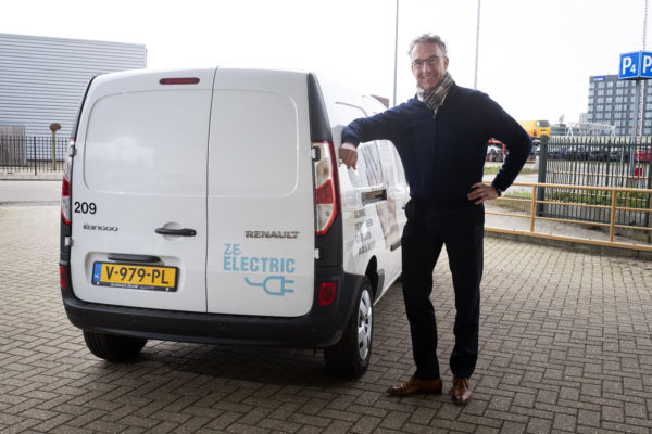 Commercieel directeur Cock van der Hulst van UTS Abbink bij de elektrische Renault Kangoo