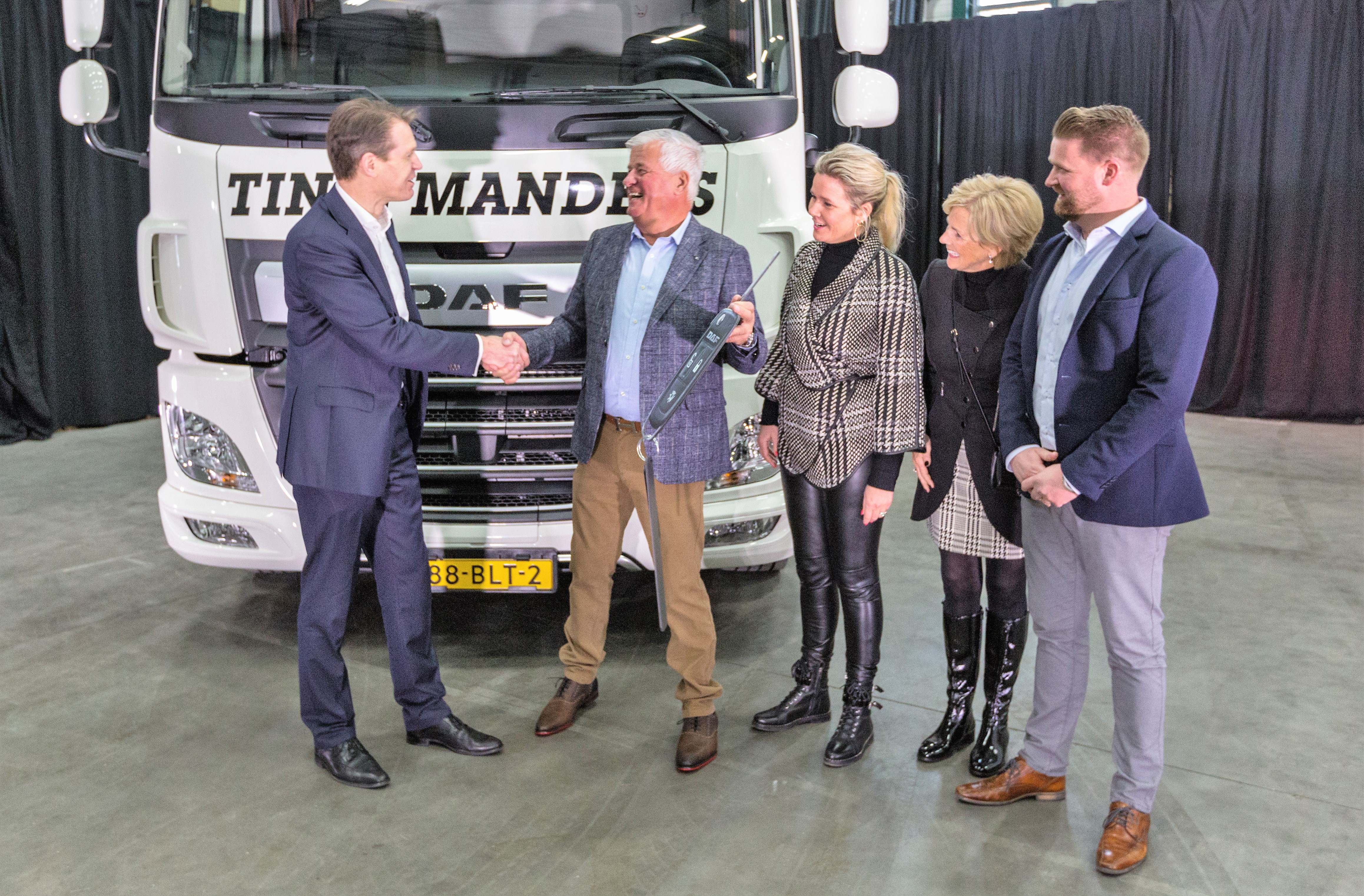 De sleutel van de CF Electric werd overhandigd door Jos Habets, directeur Operations en lid van de Raad van Bestuur van DAF Trucks, aan de directie van Manders Transport. Bij het 83-jarige familiebedrijf staat momenteel de 3e generatie aan het roer. De truck wordt toegevoegd aan de 50 trekkers tellende vloot van de Brabantse onderneming.