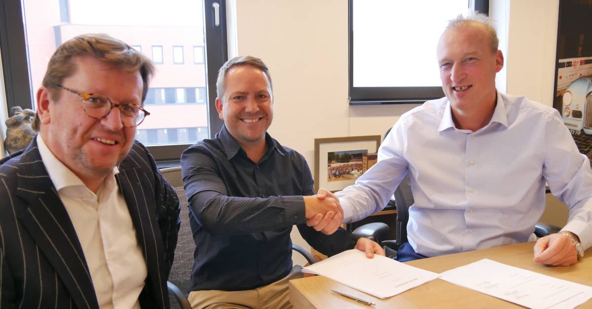 Meinderdjan Botman (links op de foto), chief commercial officer bij DSV Solutions en Piet van Dyk, general manager supply chain innovation bij DSV Solutions South Africa schudden de hand met Eric van Dijk (rechts), CEO bij Slimstock, om de partnerovereenkomst te bezegelen.