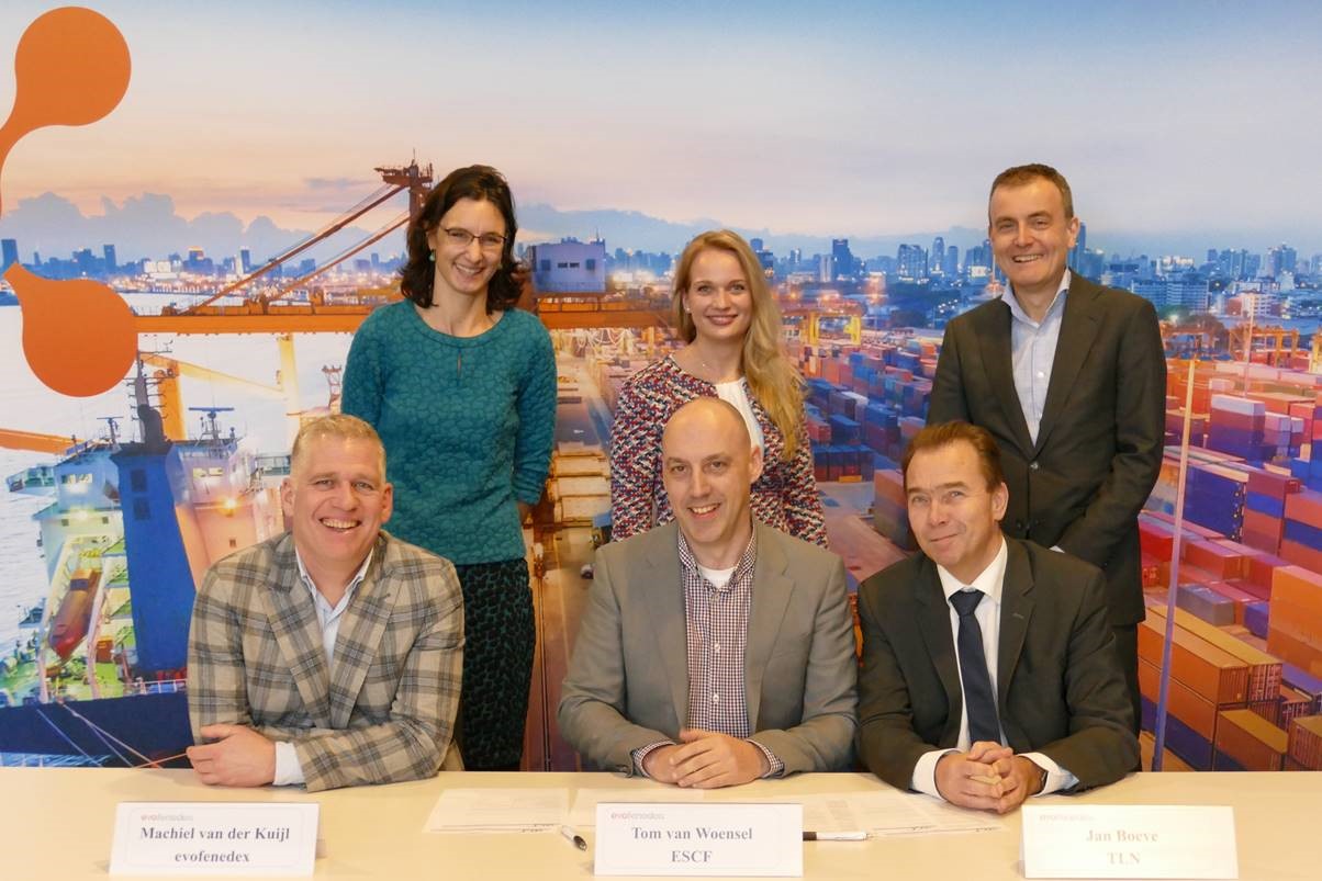 Van links naar rechts staand: Wendy van Hamburg (General Manager Business Development bij TLN), Lotte van Kleunen (projectmanager evofenedex) en Johan Kerver (evofenedex). 
Zittend van links naar rechts: Machiel van der Kuijl (algemeen directeur evofenedex),Tom van Woensel (directeur ESCF) en Jan Boeve (algemeen directeur TLN)