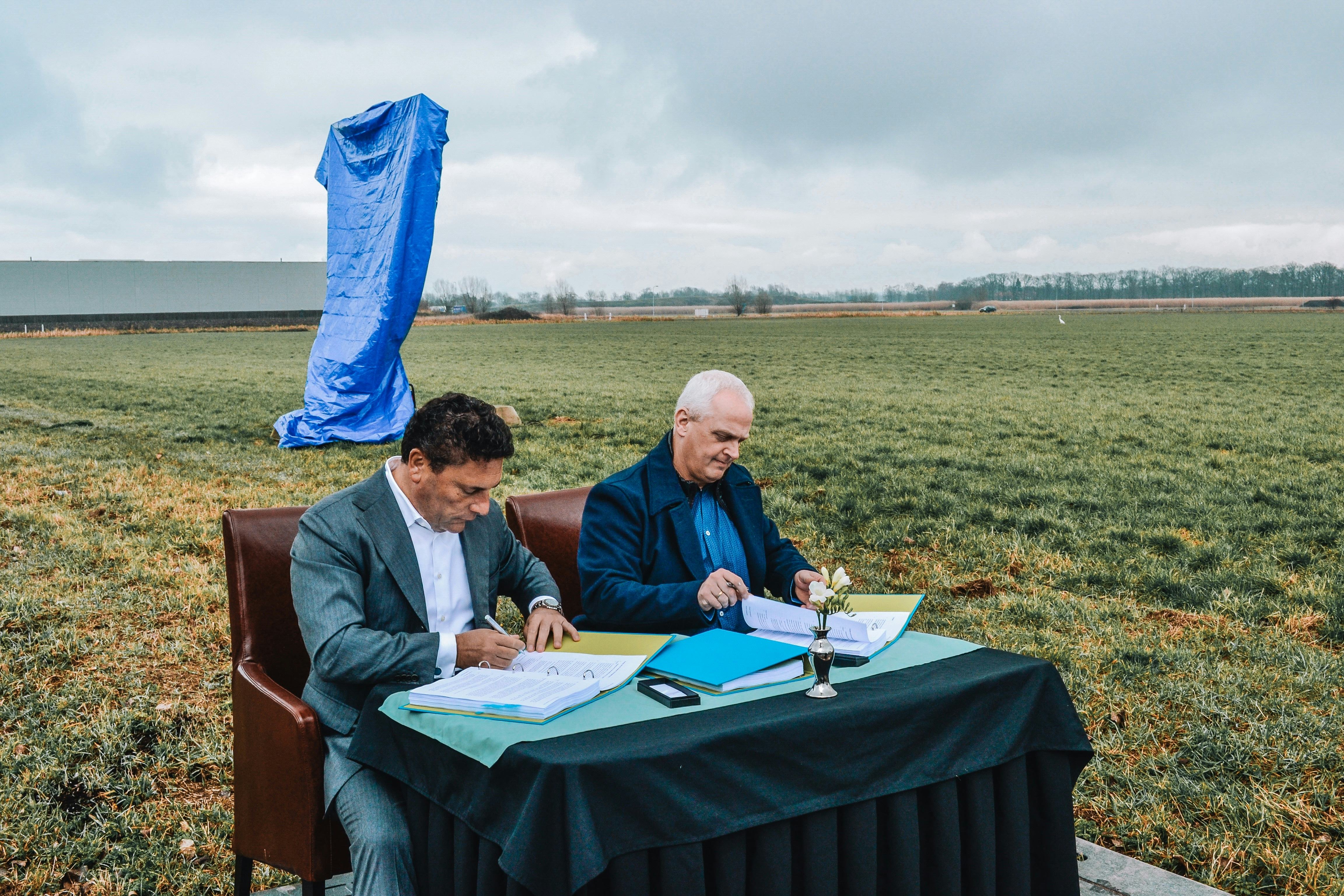 Ronald Egger (links), directeur van Solidiam, en de Zevenaarse wethouder Nanne van Dellen zetten hun handtekening onder een koopcontract voor de realisatie van een XXL-distributiecentrum op bedrijventerrein 7Poort aan de snelweg A12. 