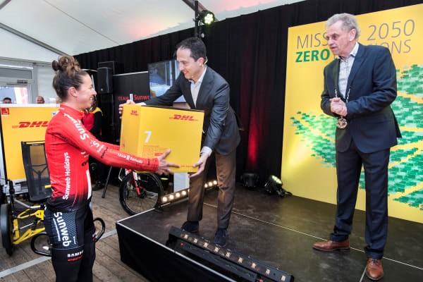 V.l.n.r. profrenster Janneke Ensing, Ronald Leunisse (DHL) en Thijs van Es (gemeente Beek)
