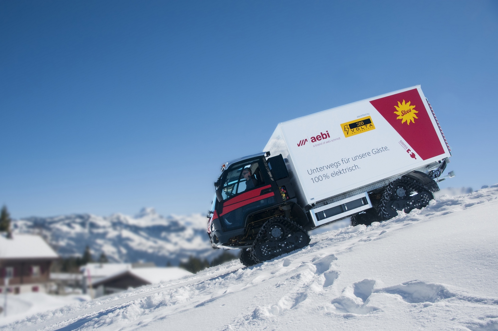 Het grote contactoppervlak van het rupsonderstel spaart de ondergrond, vooral handig bij het transport op skipistes en in besneeuwde straten. 