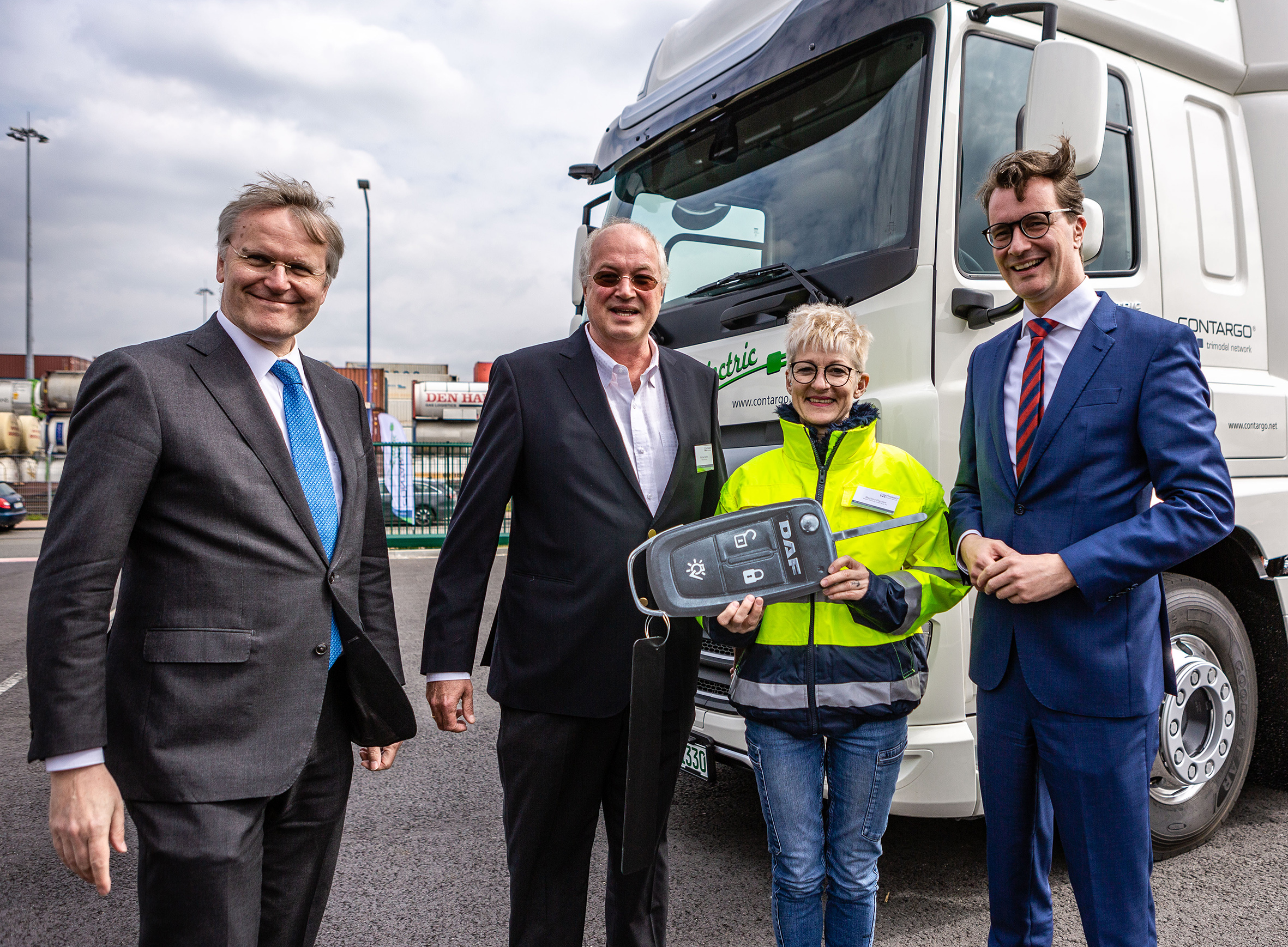Vlnr: Richard Zink, bestuurslid DAF Trucks, Michael Viefers, bestuurslid Rhenus, Martina Klassen, vrachtwagenchauffeur Contargo, Hendrik Wüst, minister van Verkeer NRW 


