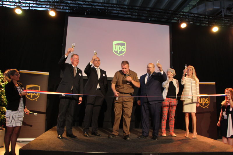 UPS opent hightech superhub in Eindhoven: vlnr. Nando Cesarone (President UPS International), Jim O’Gara (President UPS West Europe), Els Kerremans (eigenaar Typography Interiority), Roland Matthijssen (Circle of Honor chauffeur, UPS Eindhoven), Wolfgang Flick (former President UPS Europe), Ingrid van der Zalm (Small Business Marketing and Communications Director, UPS Europe), Lou Rivieccio (UPS President Europe)