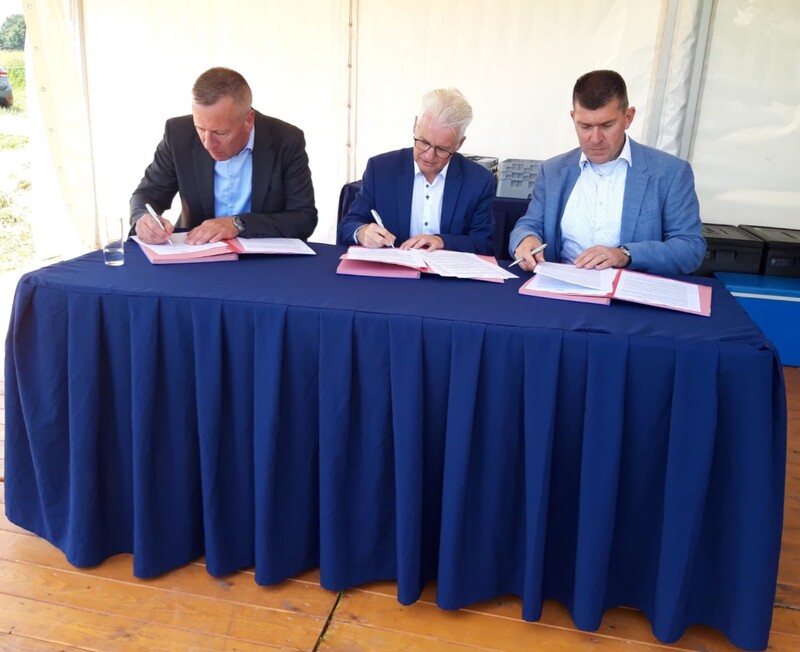 Van links naar: Brian Alwind (CEO DSV), wethouder Frank Hommel (gemeente Tholen) en Arno van Berlo (Manager DSV) tekenen de koopovereenkomst voor de kavel op Welgelegen III, waar DSV Solutions een mega-distributiecentrum gaat bouwen van 90.000 vierkante meter.