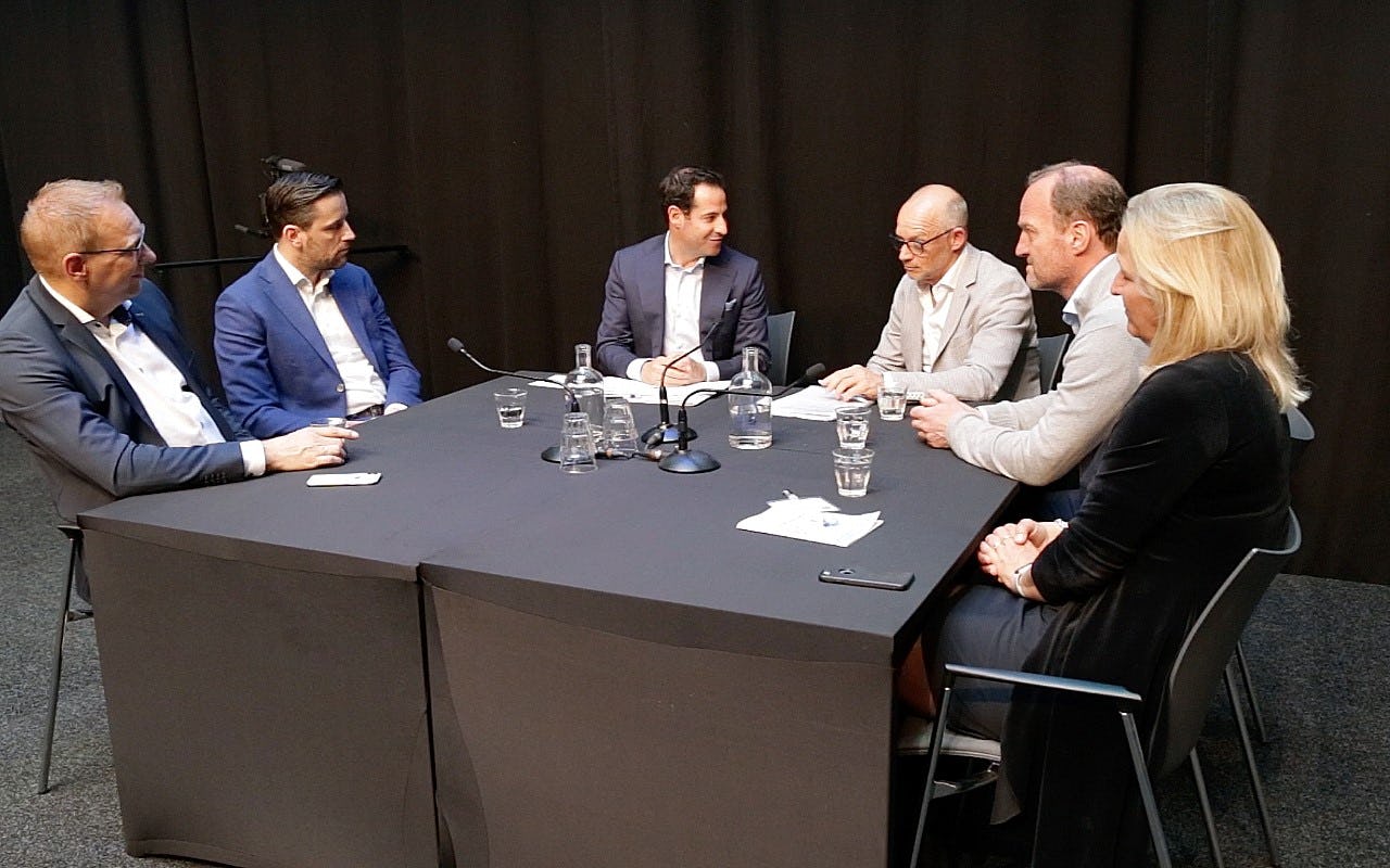 Van links naar rechts: Edwin van der Ham (Montapacking), Roel Megens (Blokker), Donatello Piras (dagvoorzitter), Heres Stad (hoofdredacteur Logistiek.nl), Eelco Spaans (Wehkamp) en Marjon de Koning (Albert Heijn).