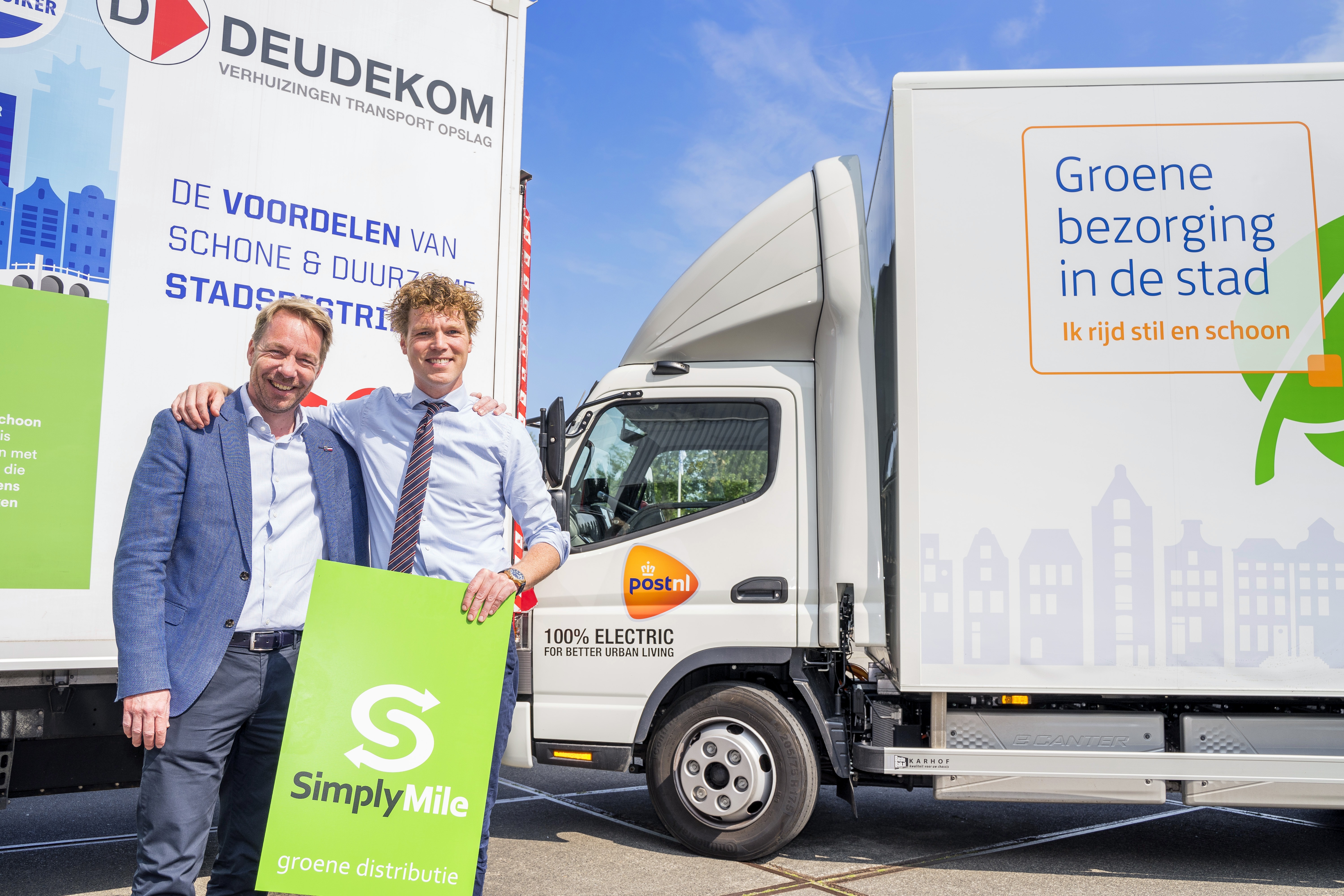Jan van Deudekom (rechts) en Rogier Havelaar, directeur Stadslogistiek PostNL.