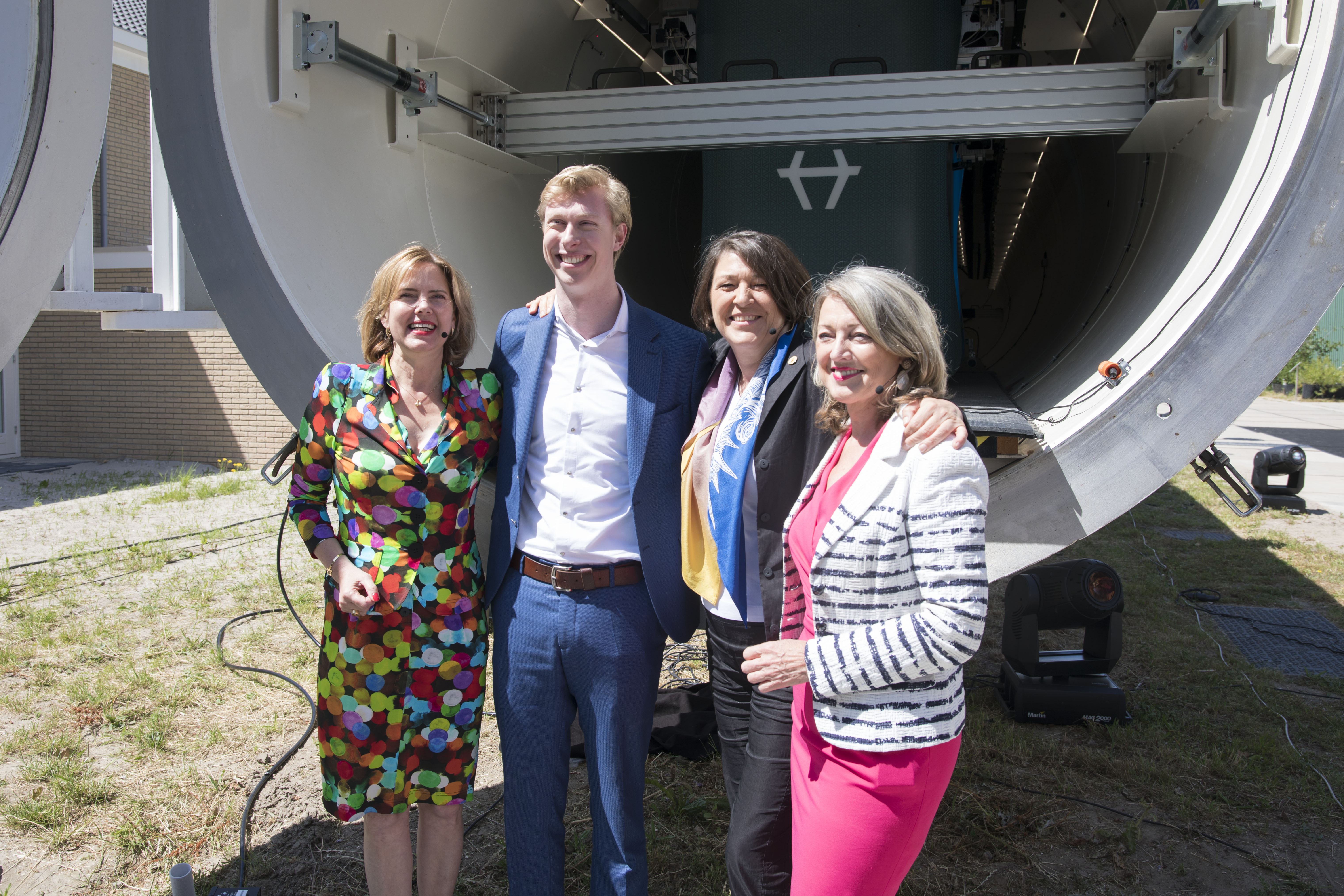 vlnr Cora van Nieuwenhuizen, Tim Houter (ceo Hardt), Violeta Bulc (Eurocommissaris) en Ineke Dezentjé FME president) 