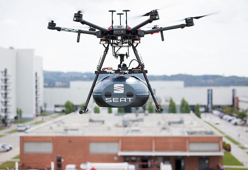 Drones leveren airbags en stuurwielen aan Seat fabriek (video)