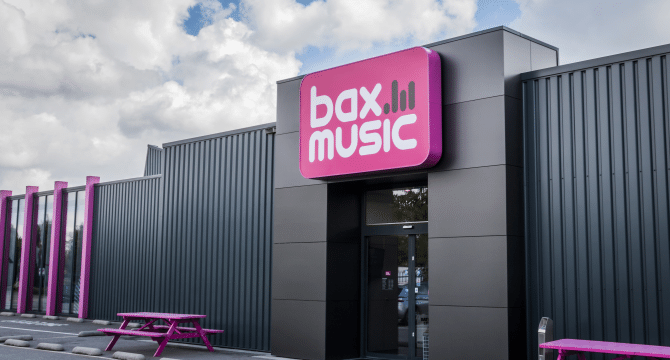 Bax Music heeft vier winkels in binnen- en buitenland en heeft ambities om ook externe verkopers aan zich te binden via een franchiseconstructie. De logistiek wordt dan uit handen genomen.