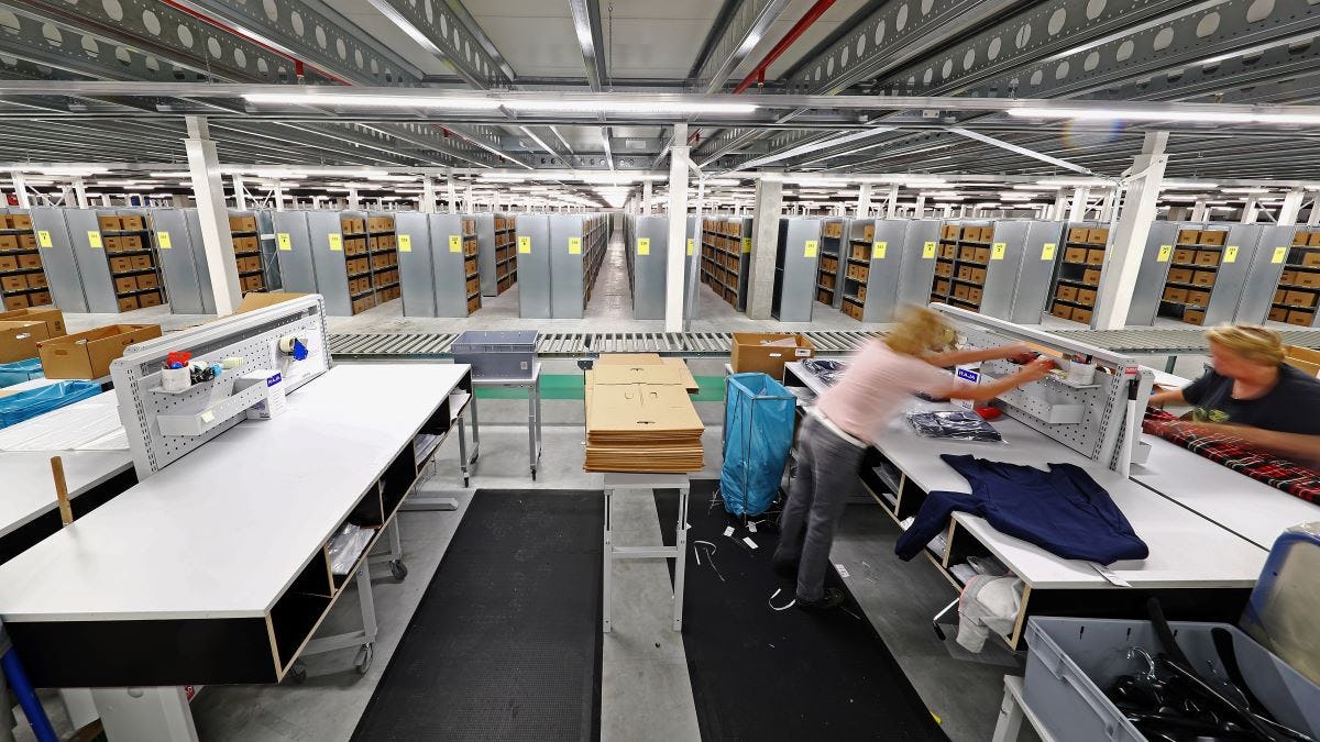 Mens en werkplek maken geautomatiseerd Wehkamp-magazijn flexibel