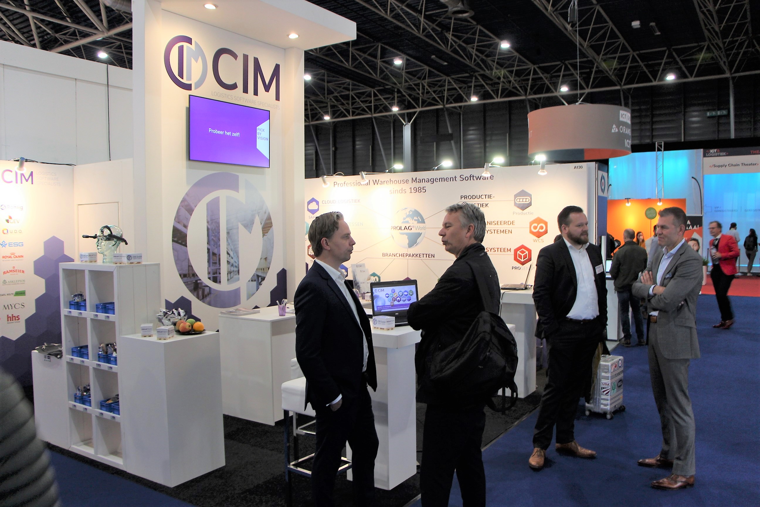 Maarten Janssen en Kilian Küsters van CIM Logistics op de stand in gesprek