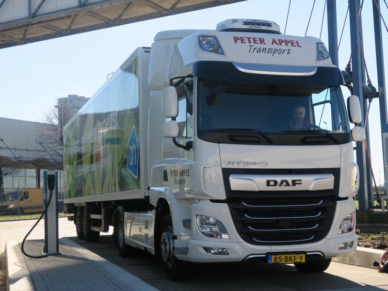 Peter Appel maakt eerste meters met hybride DAF-truck