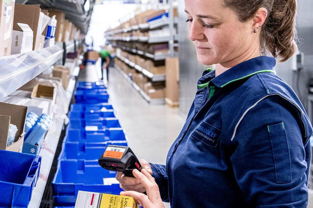 Minister Hugo de Jonge moet volgens Peter de Jong - ceo van Brocacef - bij de distributie van de coronavaccins veel meer gebruik maken van de logistieke kennis en ervaring die aanwezig is bij de farmaceutische groothandels. 