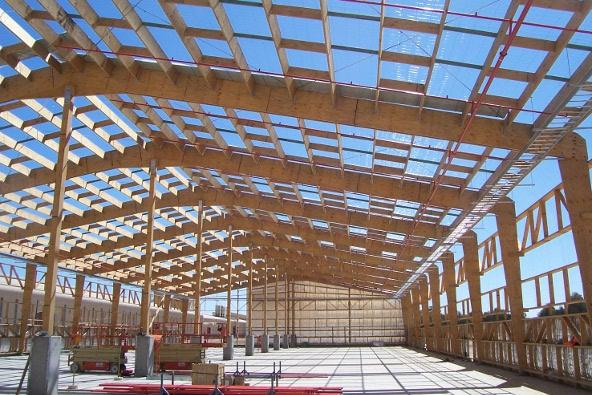 Alpine MDF Industries, een producent van MDF-platen, uit Australië liet een magazijn bouwen dat is opgetrokken uit een constructie van hout. Foto: Wood Solutions. Voordeel van hout is dat  het broeikasgas CO2 langdurig wordt opgeslagen, terwijl de productie van beton - veel gebruikt bij de bouw van distributiecentra, juist veel CO2-uitstoot veroorzaakt. Foto: Woodsolutions.com