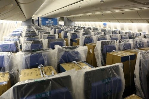 KLM vervoert pakketten met mondkapjes op passagiersstoelen