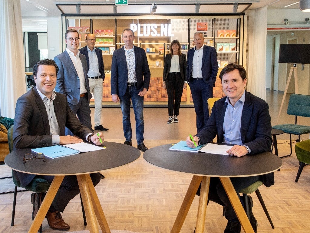 Van links naar rechts: Frank van de Ven mede-eigenaar en directeur Bouwbedrijf Van de Ven, Rowell Versleijen directeur Logistiek Plus, Luuk Lantinga directeur Plus Vastgoed, Ruud Matton projectmanager namens Da Vinci architecten, Tinie Dorrestijn manager vastgoedbeheer Plus Vastgoed, Frank Smits adjunct-directeur Bouwbedrijf Van de Ven en Duncan Hoy algemeen directeur Plus.