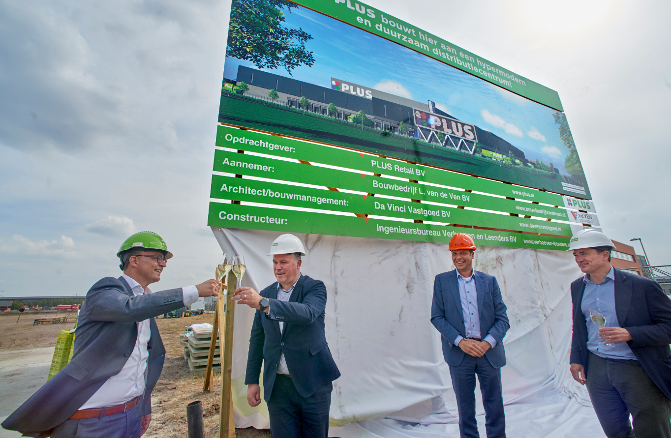 v.l.n.r.: Rowell Versleijen, directeur Logistiek PLUS, Frank den Brok, wethouder economie gemeente Oss, Frank van de Ven, algemeen directeur Bouwbedrijf Van de Ven, Duncan Hoy Algemeen directeur PLUS. 