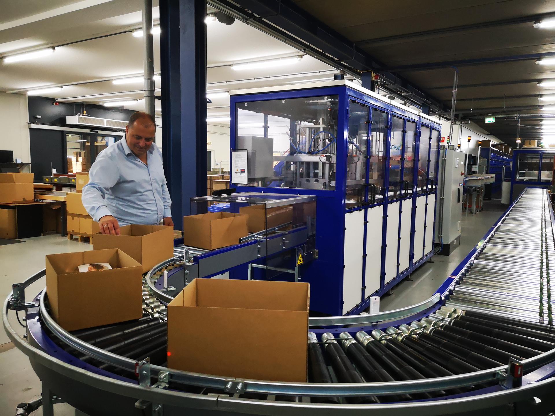 Eric Idema van EDC Retail bij één van de bestaande inpakstraten in het huidige magazijn van het online erotiekbedrijf. De onderneming gaat fors uitbreiden in Veendam.