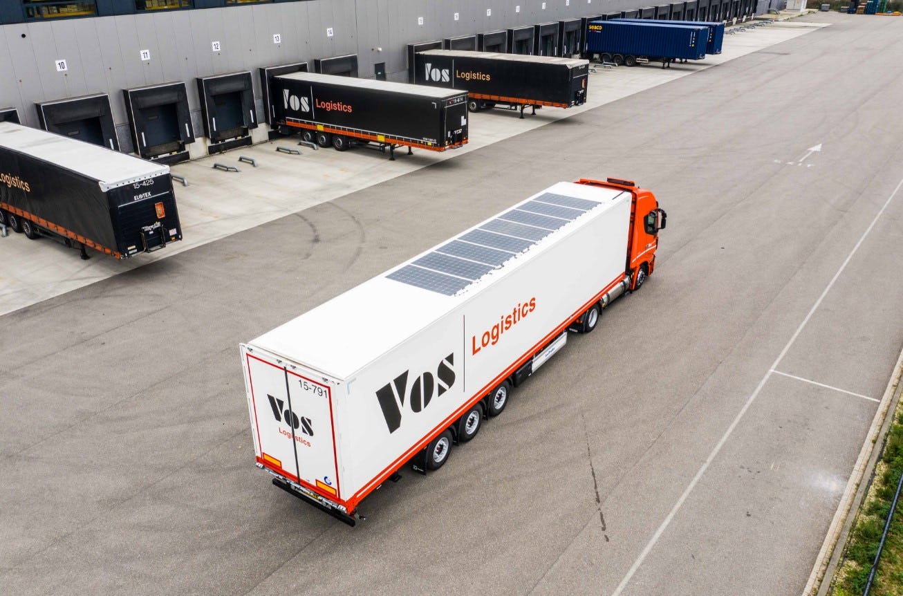 Vos Logistics live met zonnepanelen op trailer - VIDEO