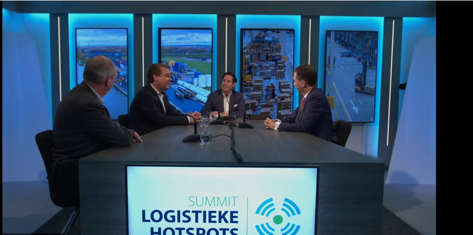 Paneldiscussie tijdens de Summit Logistieke Hotspots afgelopen dinsdag met van links naar rechts: Machiel Bode (ING), André Pluimers, directeur Bolk Transport en voorzitter Port of Twente, Donatello Piras (dagvoorzitter) en gedeputeerde Eddy van Hijum.