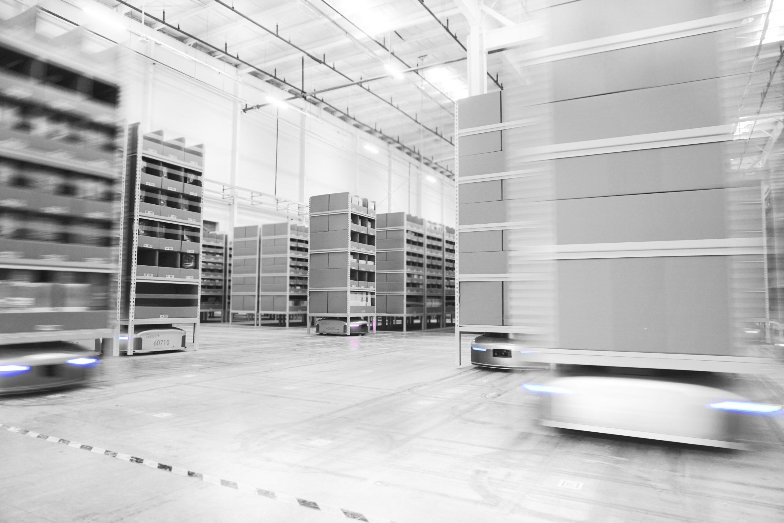 Geek+ heeft verschillende toepassingen ontwikkeld waarin robots het intern transport overnemen en de goederen naar de 
orderpickers toebrengen.