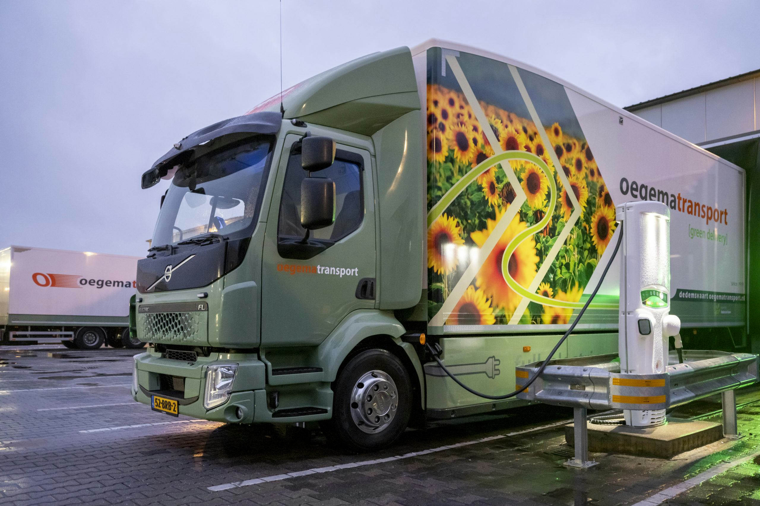 Nederland is koploper in elektrische trucks. Oegema Transport nam onlangs de eerste Volvo FL Electric in gebruik. De truck wordt ingezet voor de B2C distributieactiviteiten voor Ikea. 