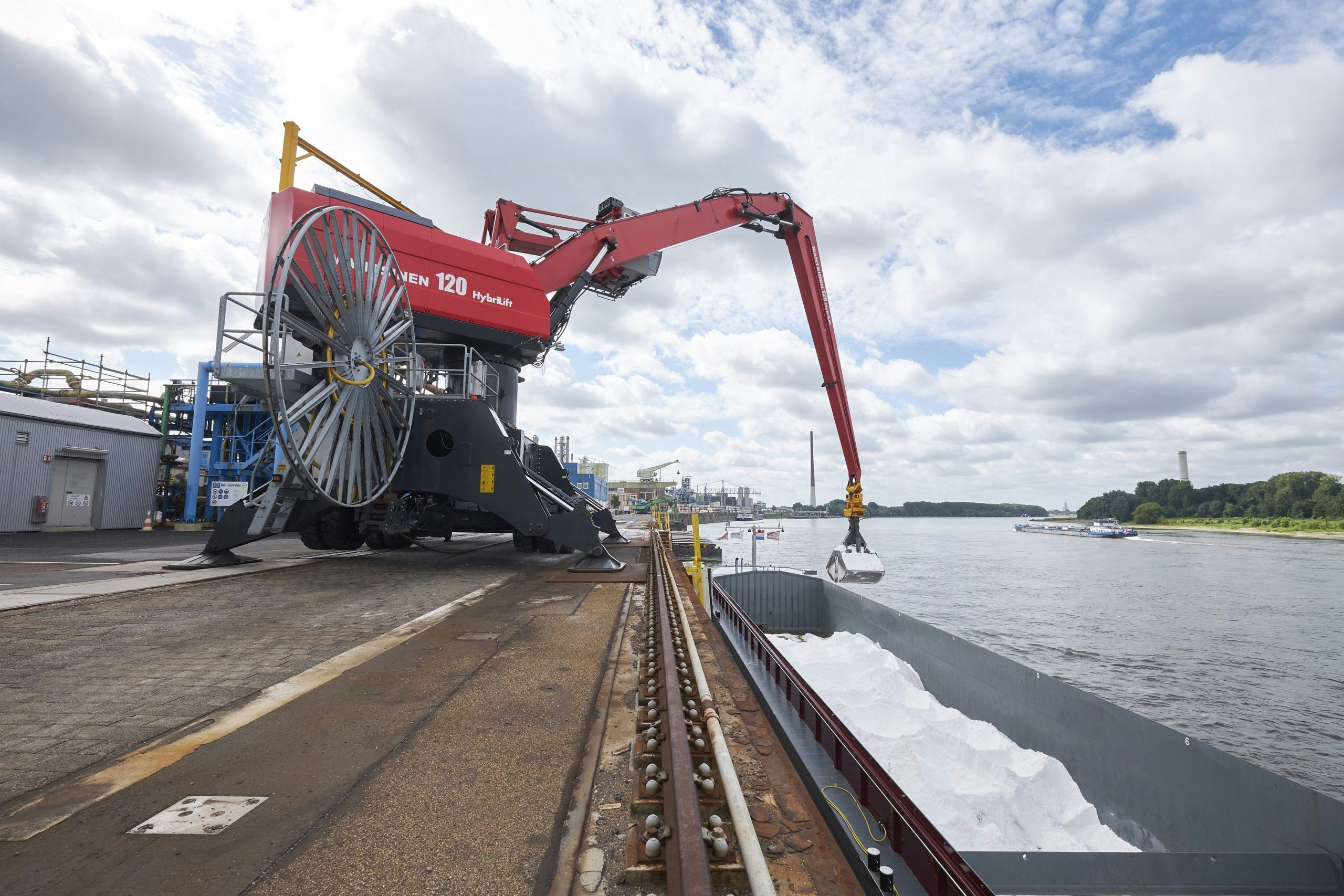 Binnenvaartcoöperatie NPRC  gaat samen met de Duitse polymerenproducent Covestro een deel van hun vloot op de Rijn ombouwen naar waterstofschepen.
