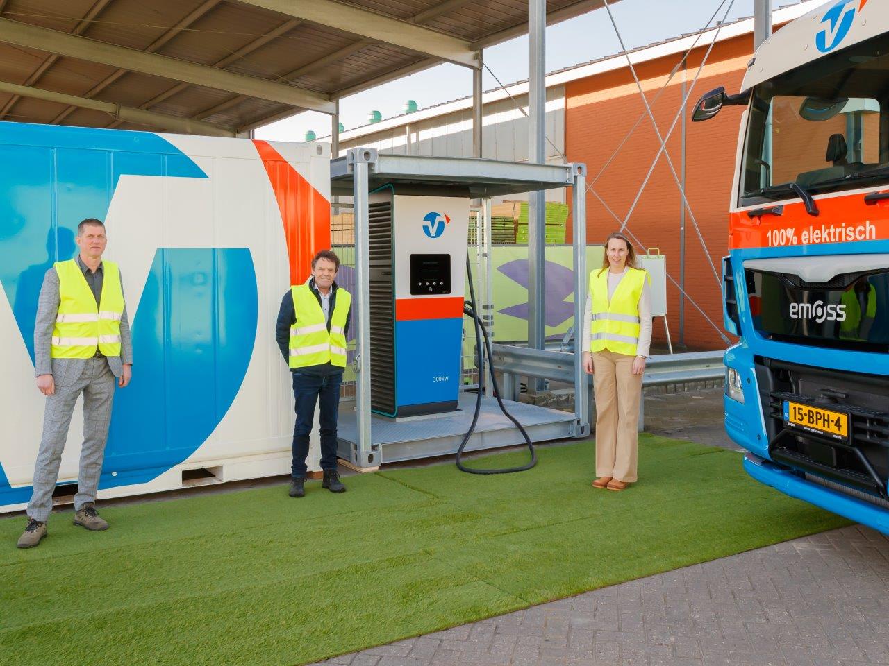 vlnr. Jos Huijzer (MDB – TBI), Rokus Vlot, (Vlot Logistics) en Marie-José Baartmans (BREYTNER)