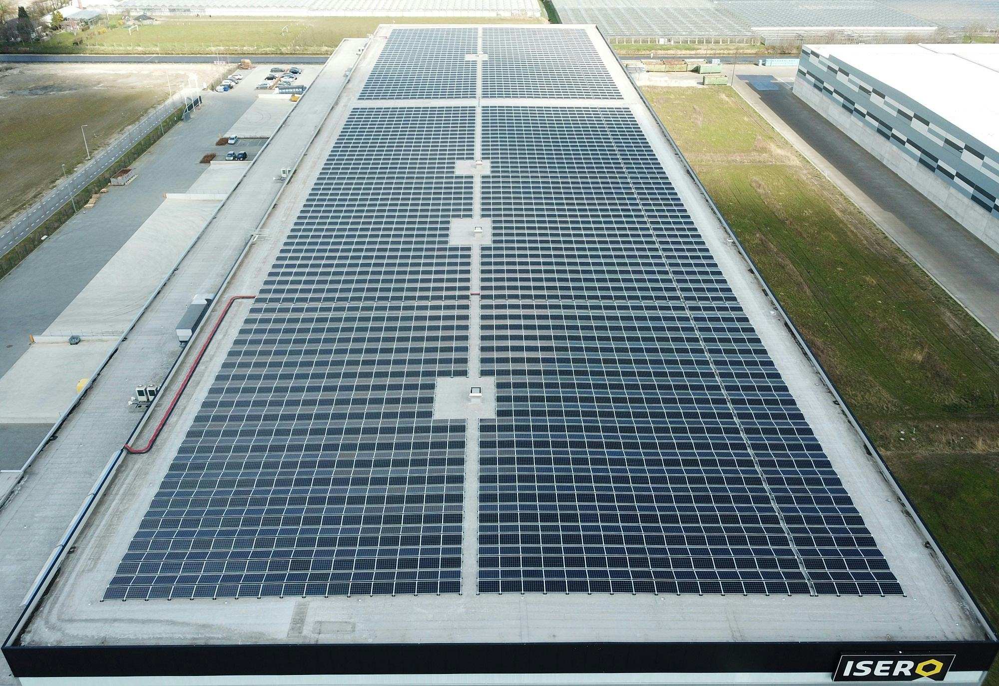 In opdracht van vastgoedontwikkelaar Montea heeft KiesZon 6.300 geplaatst op een distributiecentrum in Waddinxveen. Jaarlijks gaan de zonnepanelen ruim 1,9 miljoen kilowattuur stroom produceren.