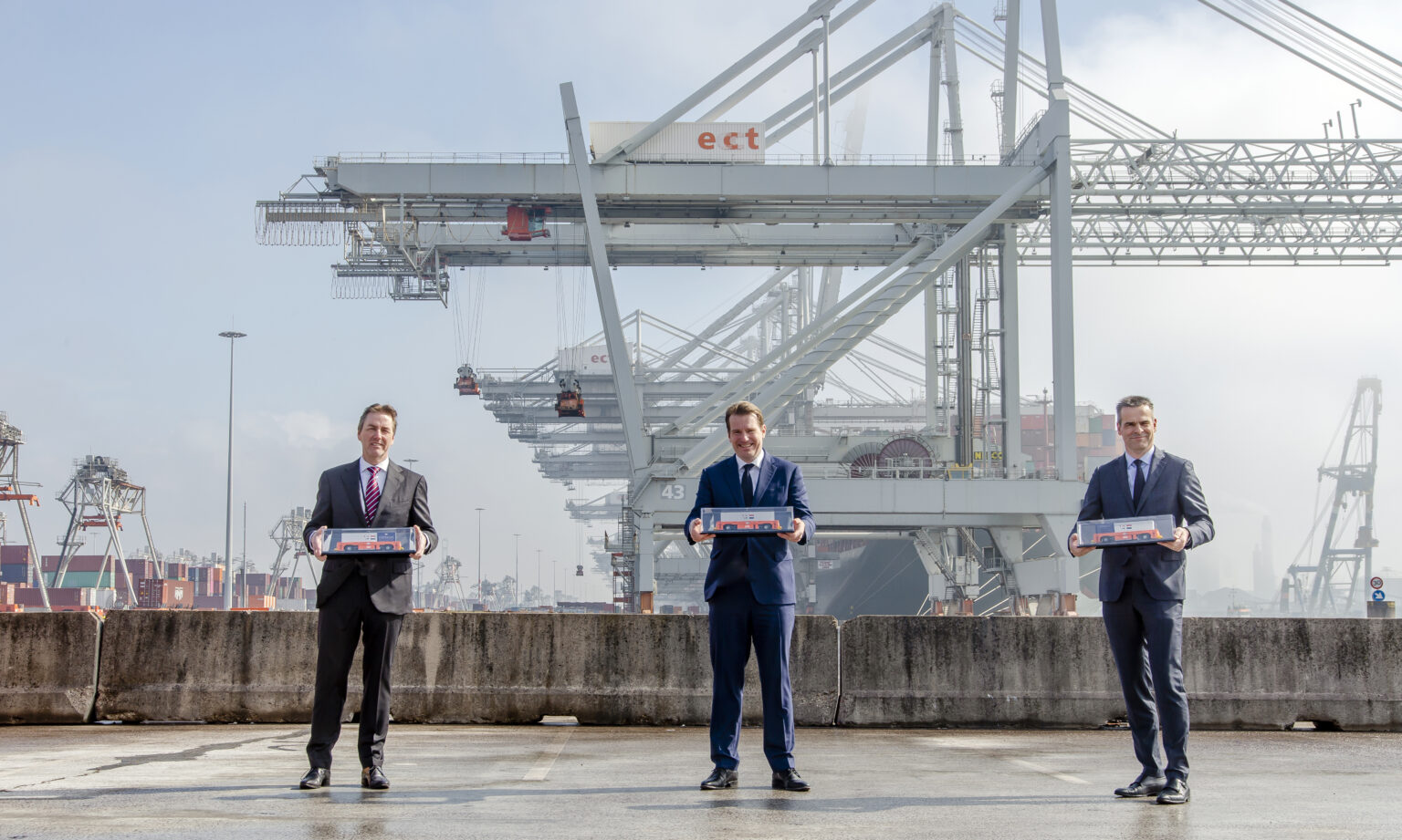 VDL krijgt een grote order voor levering van 77 automatisch geleide voertuigen aan Hutchison Ports ECT Rotterdam (ECT). Vlnr op de foto: Leo Ruijs (ECT), Willem van der Leegte (VDL) en Wilgert Willems (ECT). (Foto: VDL Groep)