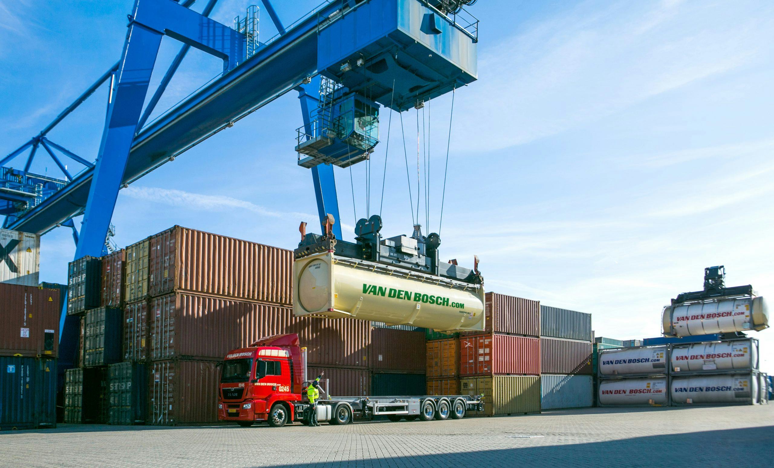 Van den Bosch neemt Britse bulktransporteur over