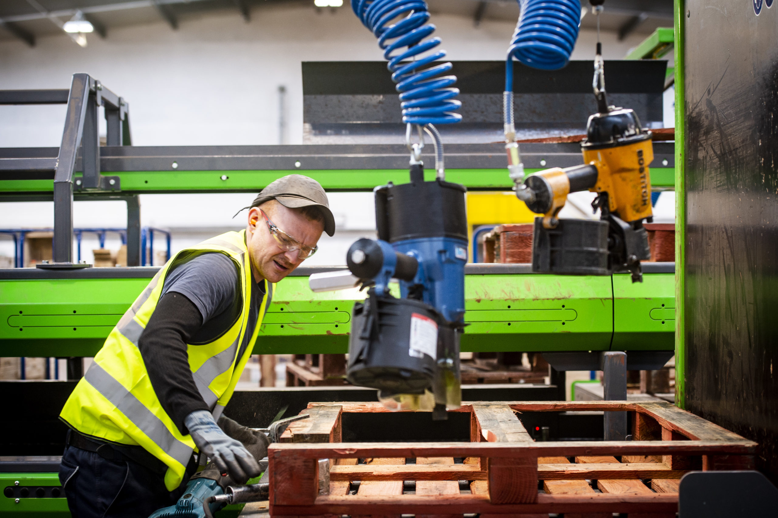 "Zelfs als een producent zijn eigen magazijn niet heeft geautomatiseerd, is het belangrijk om te beseffen dat een retailer dat misschien wel heeft gedaan en dat beschadigde pallets of pallets van lage kwaliteit voor verstoringen en vertragingen kunnen zorgen.”