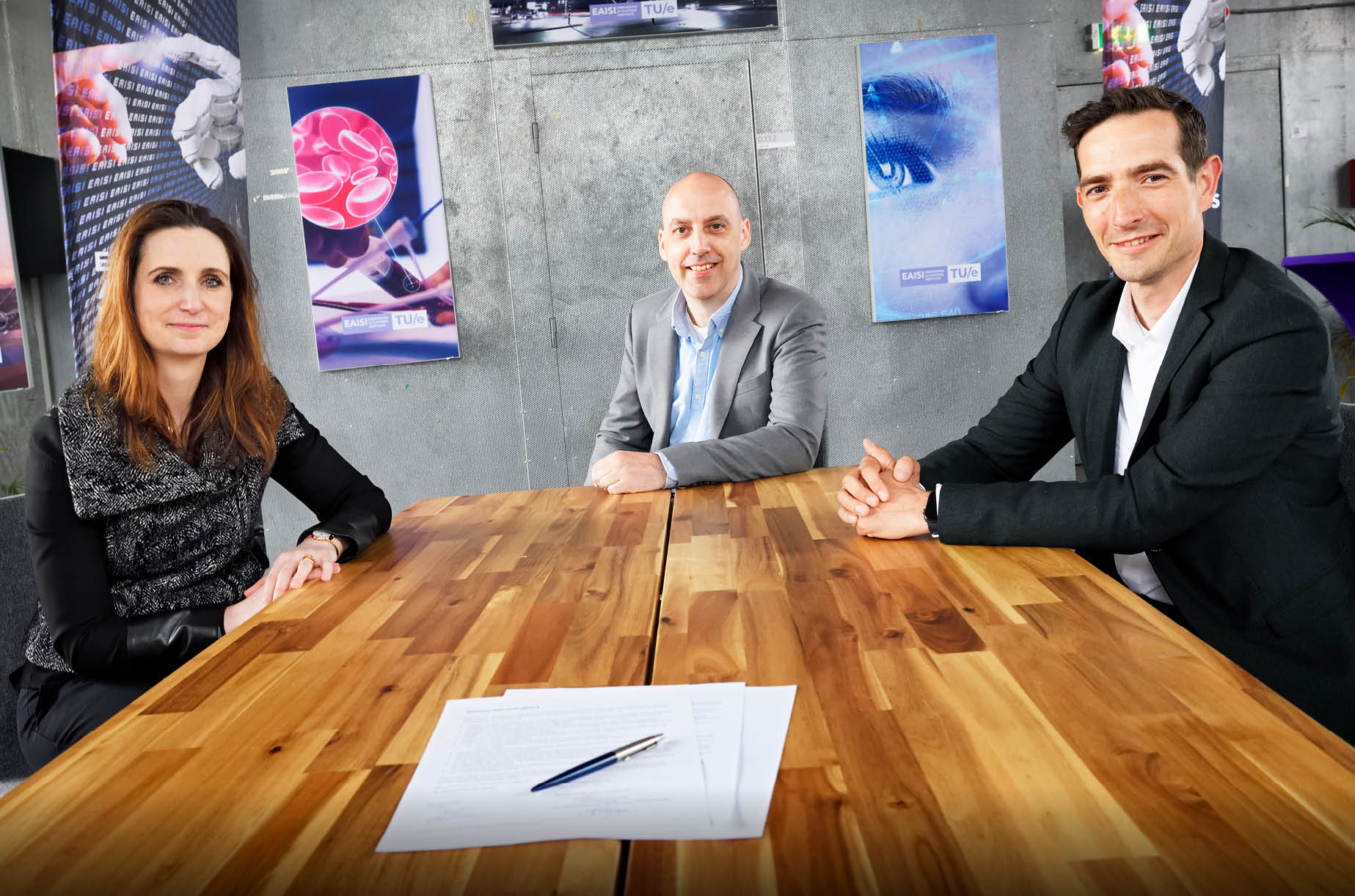 Vlnr Patricia Jaspers - Managing Director EAISI-TU/e, Tom van Woensel - Director IEIS-TU/e en ESCF en Erik van der Geer-Rutten-Rijswijk - Managing Director IEIS-TU/e ondertekenden de samenwerkingsovereenkomst. Leo Kemps - Directeur LCB ontbreekt op de foto. 