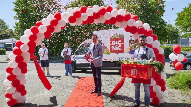 De grotere bezorgwagen staat op de achtergrond. Foto: Picnic
