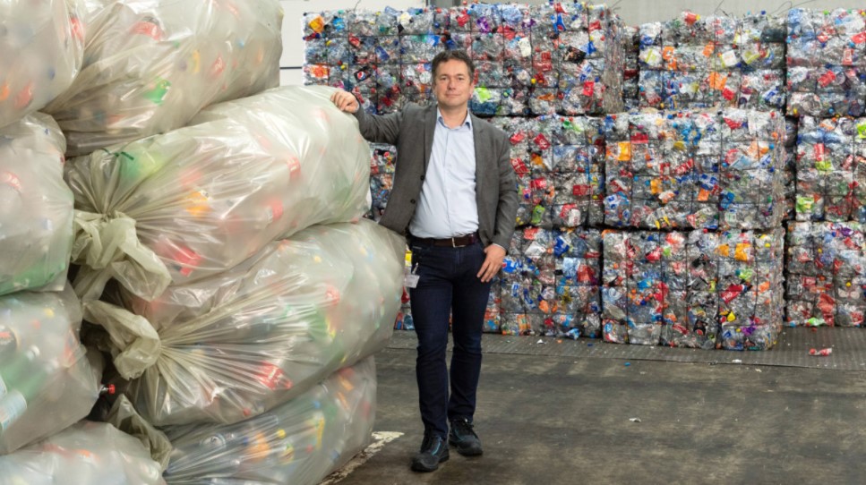 Raymond Gianotten, Statiegeld Nederland, in één van de twee telcentra. Per week gaan er 9 tot 10 miljoen grote flessen door de machines in Utrecht en Tilburg. Foto: Herbert Wiggerman
