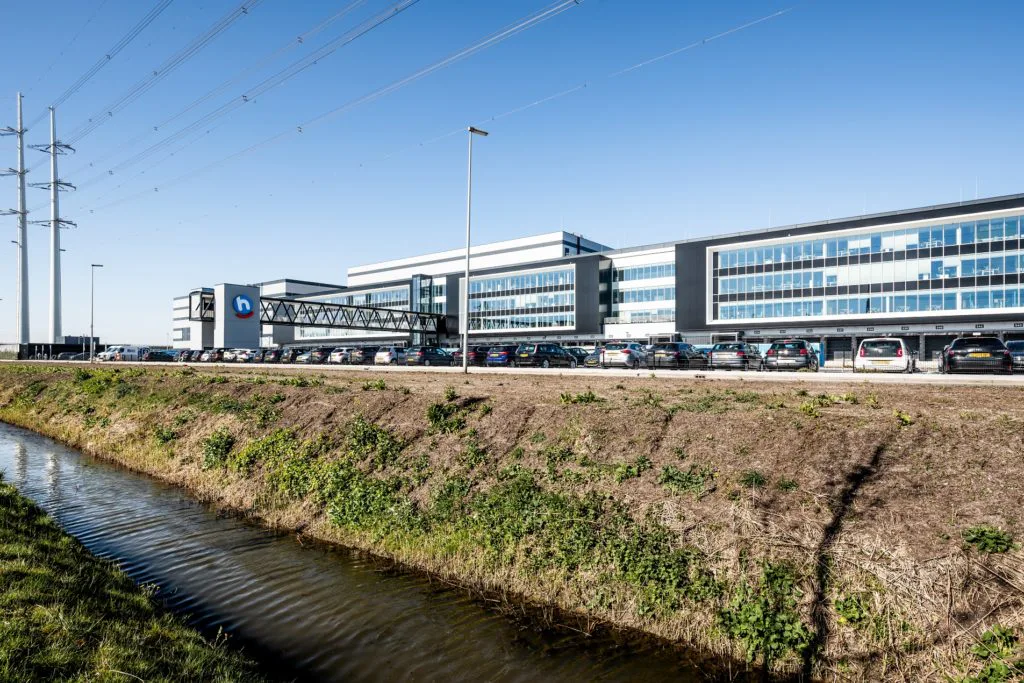 Hoogvliet verkoopt twee distributiecentra in Alphen aan den Rijn