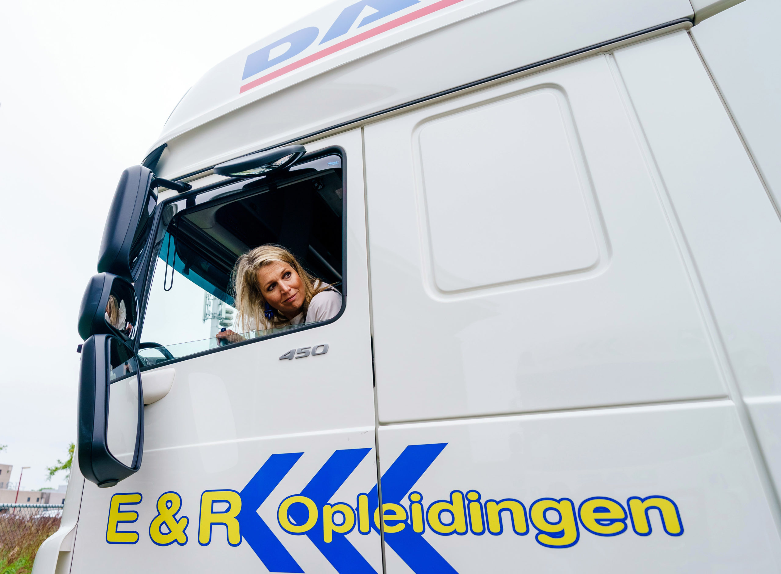 Koningin Máxima bestuurde zelf ook een vrachtwagen tijdens het bezoek. Foto: Marco De Swart